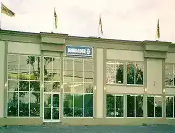 Une façade de concession sous la bannière Bombardier