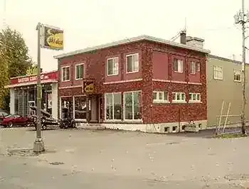 Le bâtiment de brique rouge d'une des premières concessions Contant