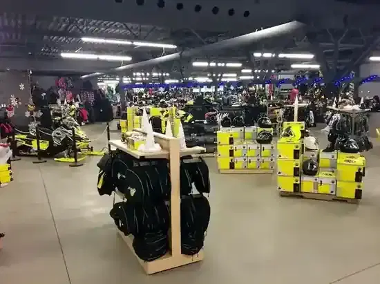 La salle de montre décorée pour la période des fêtes