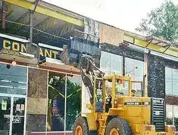 Travaux de rénovation en cours sur une façade Contant