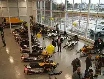 L'inauguration d'une salle de montre, motoneiges à l'honneur