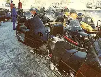 Une rangée de motoneiges lors d'une randonnée Ski-Doo, à l'époque
