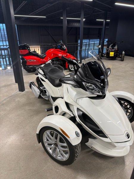 2014 Can-Am Spyder ST — photo 2