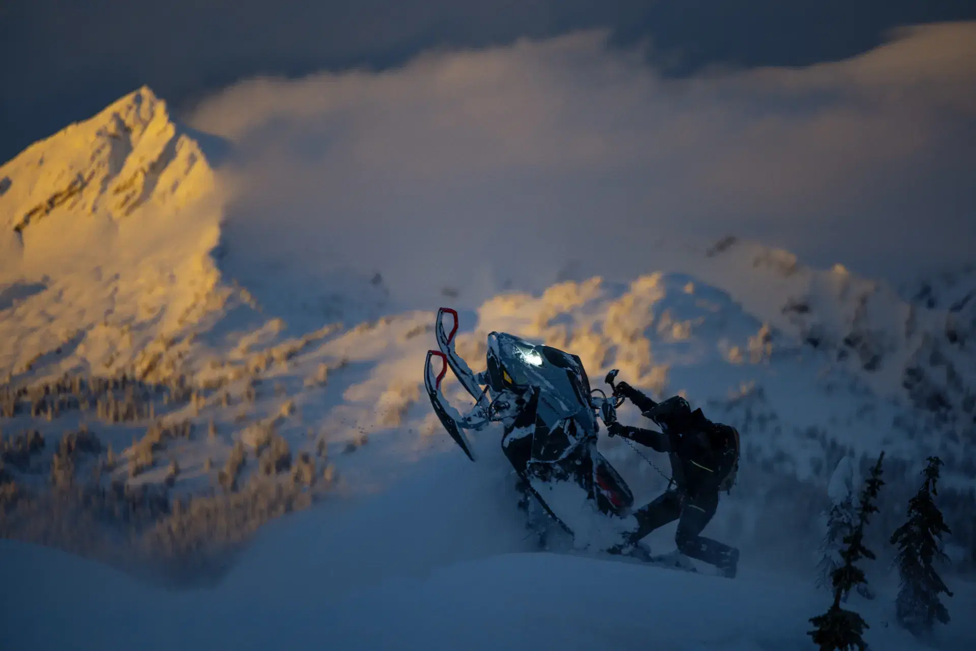 Ski-Doo Summit Edge 2027 au coucher du soleil en montagne